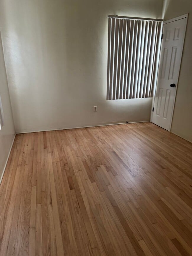 Building Photo - COMPLETELY REMODELLED 1 BEDROOM DUPLEX FOR LEASE!