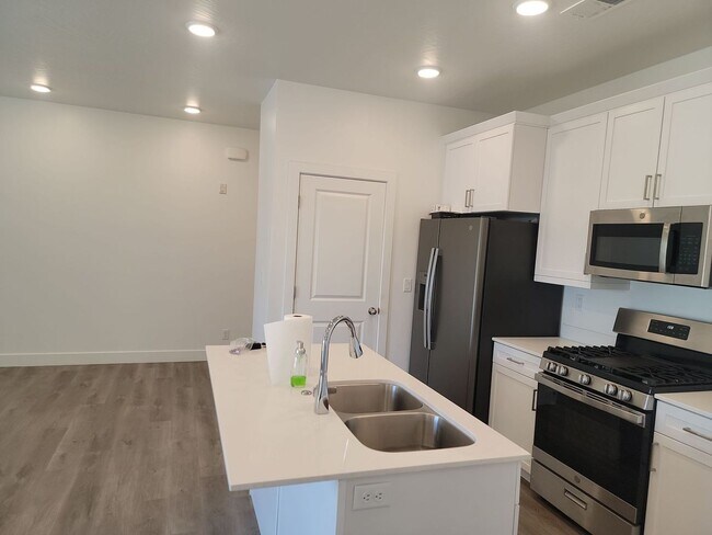 Building Photo - Stylish Desert Color 2 Bedroom Condo. Wash...