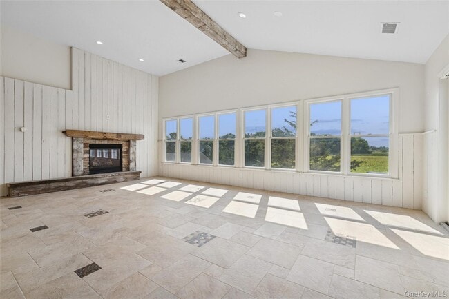 Building Photo - 335 Herricks Ln