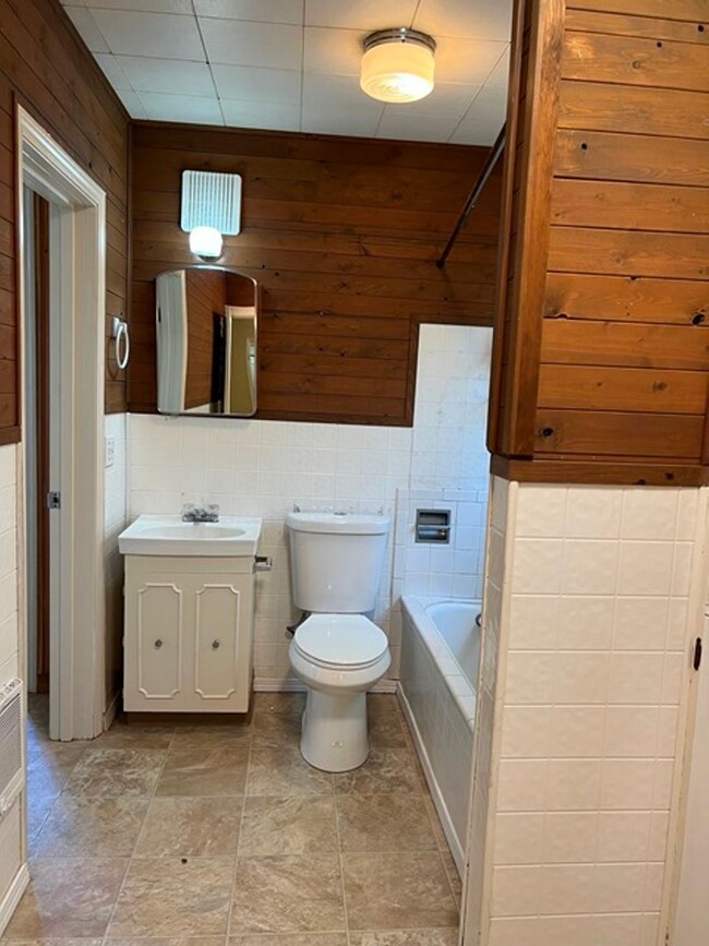 Building Photo - 4Bd/2Ba Two Story House-Available soon