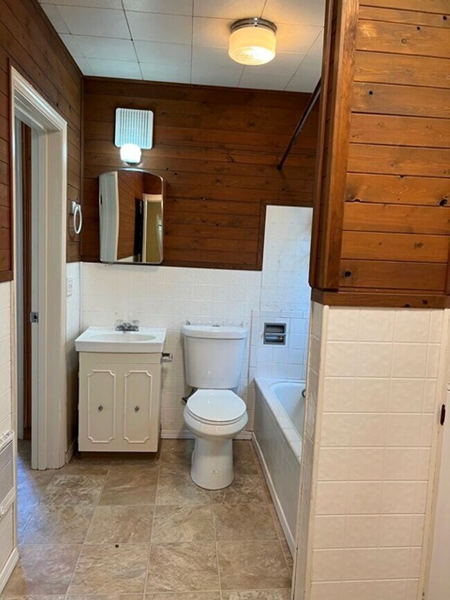 Building Photo - 4Bd/2Ba Two Story House-For Viewing!