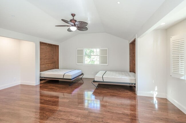 Building Photo - 719 W Poplar Ave