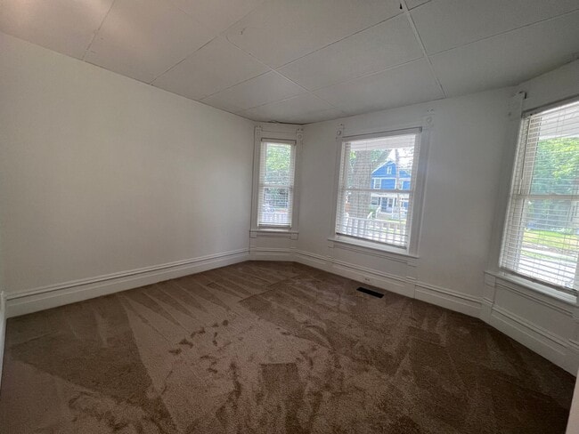 Building Photo - Large 3 bedroom home with a den!