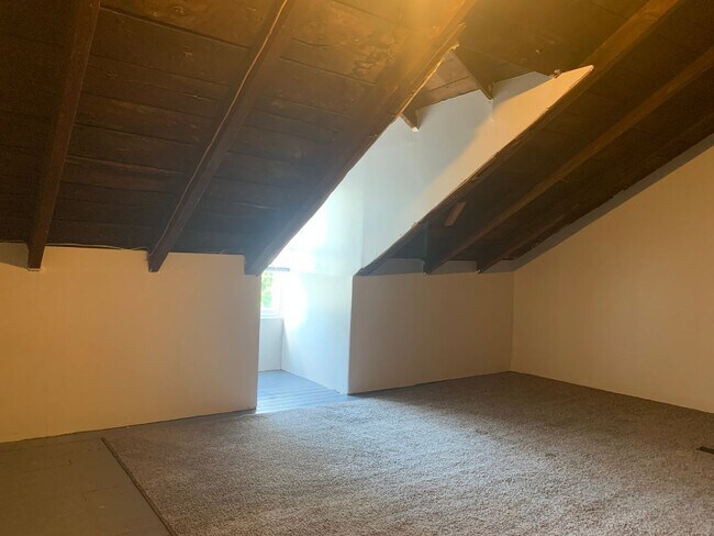 Building Photo - Available Now! Cozy 1-2 bedroom house with...