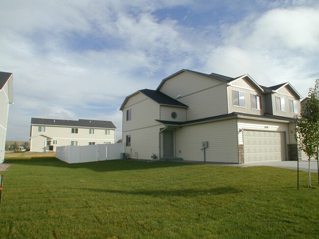 Building Photo - House For Lease