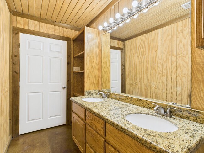 Building Photo - 5822 Leonard Rd