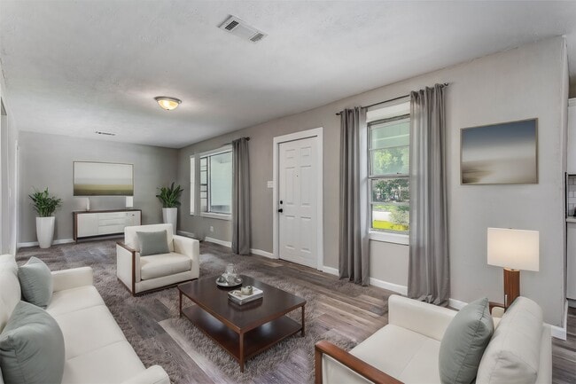 Building Photo - 608 W Lobit Ave