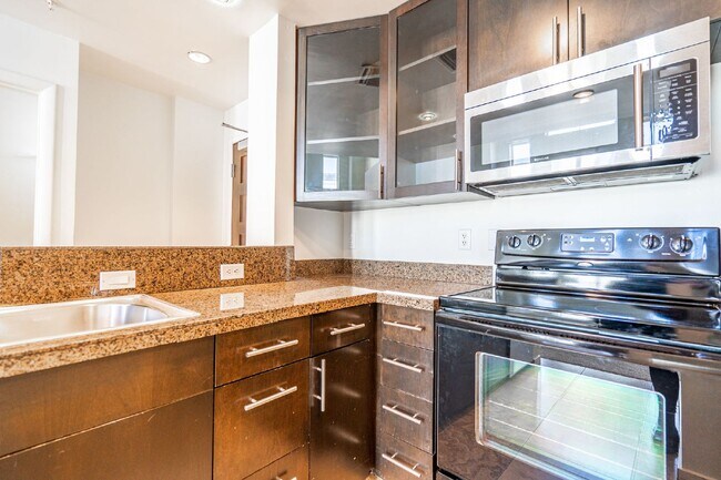 Building Photo - Central Phoenix Condo