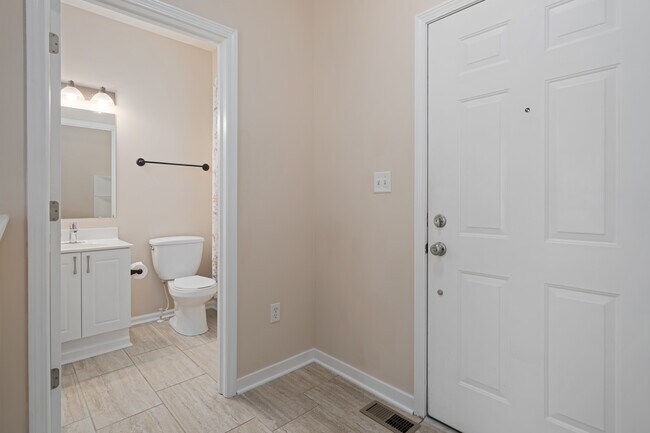 Building Photo - 670 Mystic Pointe Dr