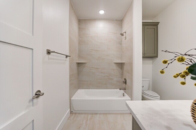 Building Photo - 14720 Avignon Ln