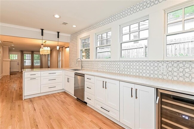 Building Photo - 2134 Delano Dr NE