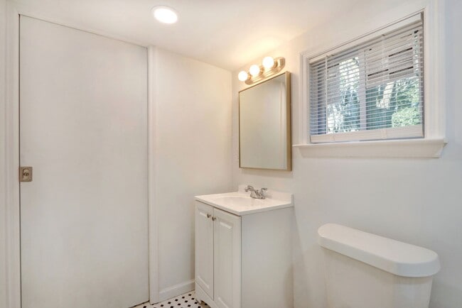 Building Photo - Cute Bungalow - great yard - Two Bedroom