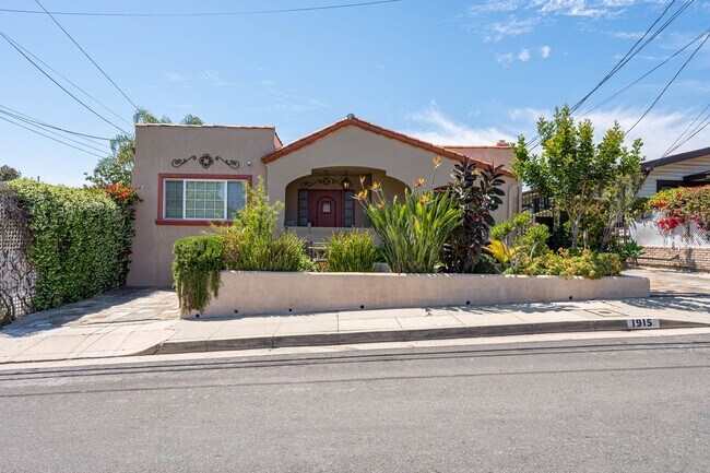 Building Photo - 1915 Apex Ave