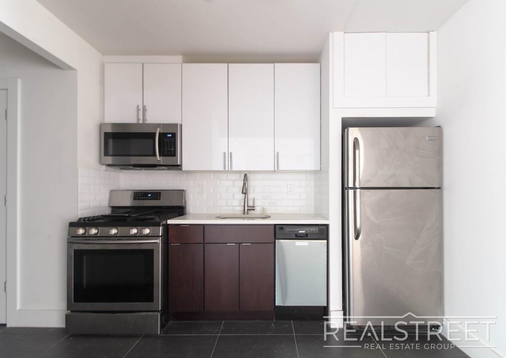 Building Photo - LUXURY PENTHOUSE 2 BR Loft WITH PRIVATE ROOF DECK in Queens! + 1 MONTH FREE!