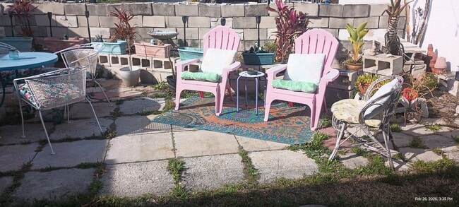 Building Photo - Beachside bungalow  2 bedrooms