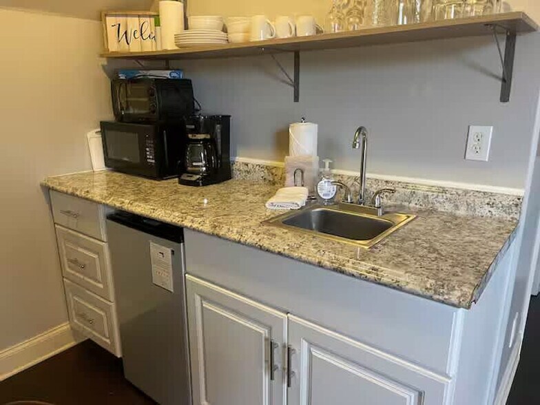 Building Photo - 206 E Street-SI ID1367376P