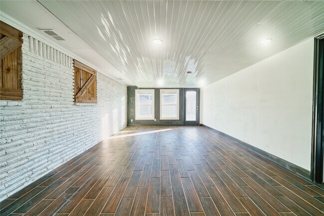 Building Photo - 4913 W 43rd St