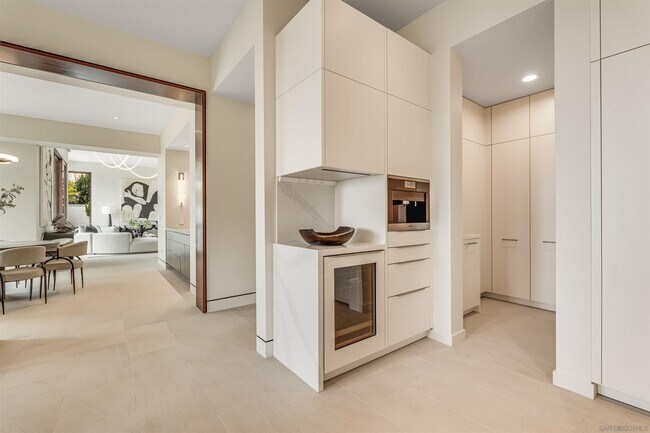 Building Photo - 8070 La Jolla Scenic Dr N