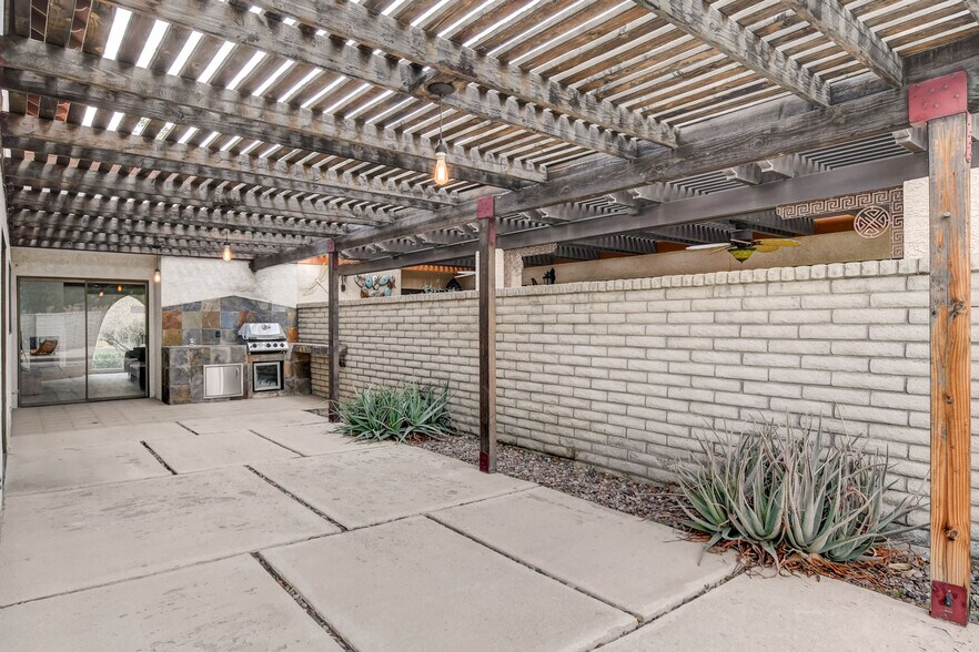 Building Photo - 945 Vegas Valley Dr