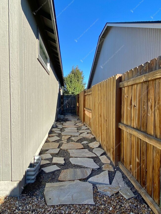 Building Photo - **UNFURNISHED**Beautiful Single-Level 3BR ...