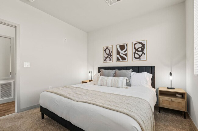 Building Photo - 711 W Broadway Rd