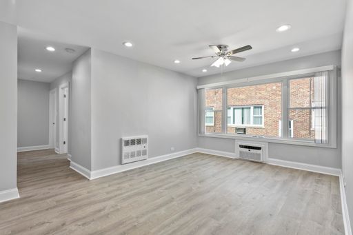 Building Photo - 7638 N Eastlake Terrace
