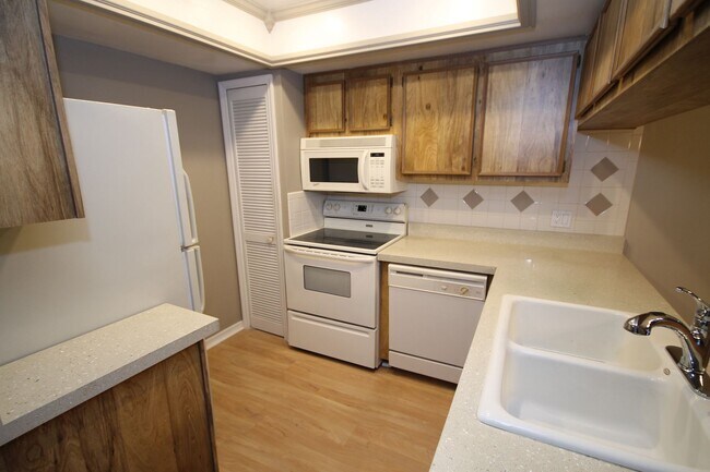 Building Photo - Lovely 2 Bd/2Ba Condo!