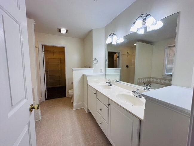 Building Photo - 4 Bedroom 3 Bath House