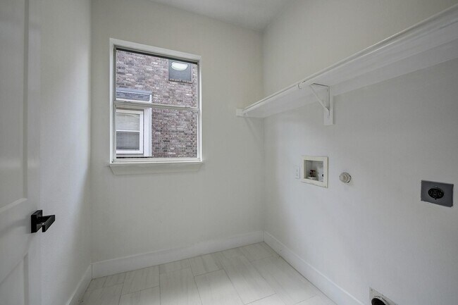 Building Photo - 1616 Sweetbay Dr