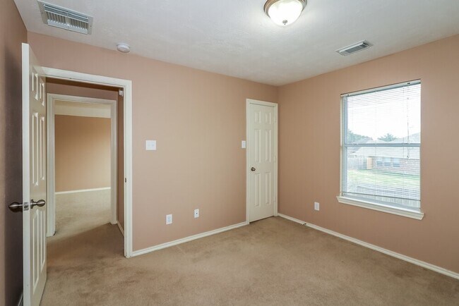 Building Photo - 16707 Great Oaks Glen Dr