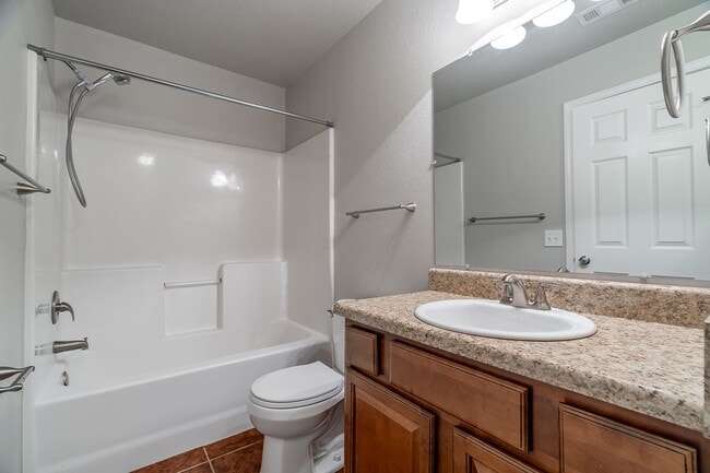 Building Photo - 3 Bedroom 2 Bath Home Near Wal Mart HQ!
