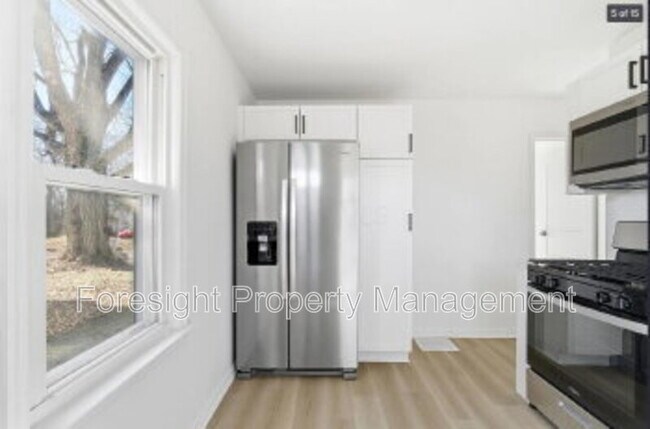 Building Photo - 1582 Vendome Dr S