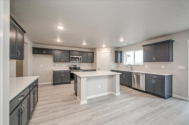 Building Photo - 2 Story Nampa Home!