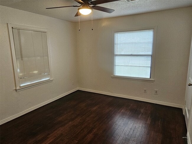 Building Photo - 113 E Forrest Ln