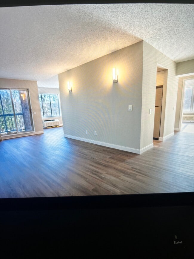 Building Photo - 121 Wellington Ct