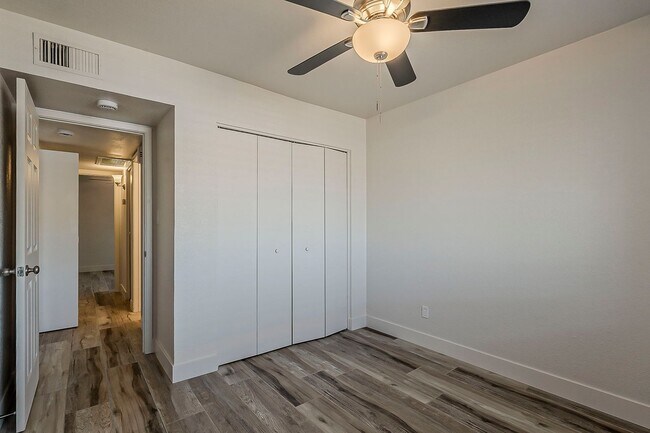 Building Photo - 558 S Lesueur