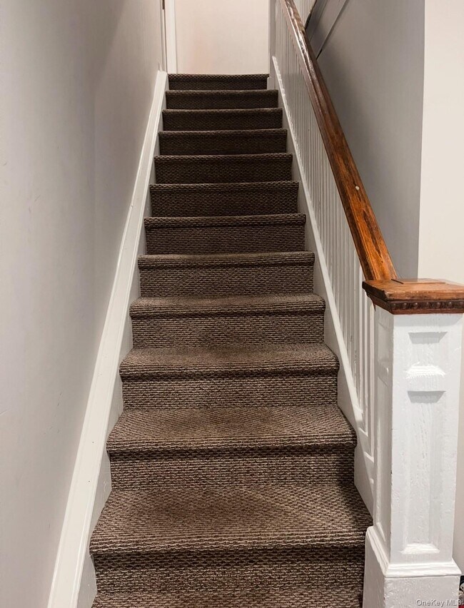 Building Photo - 5 Maplewood Rd