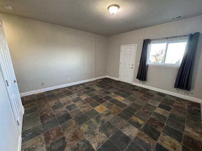 Building Photo - 3 Story Townhome in West Linn.