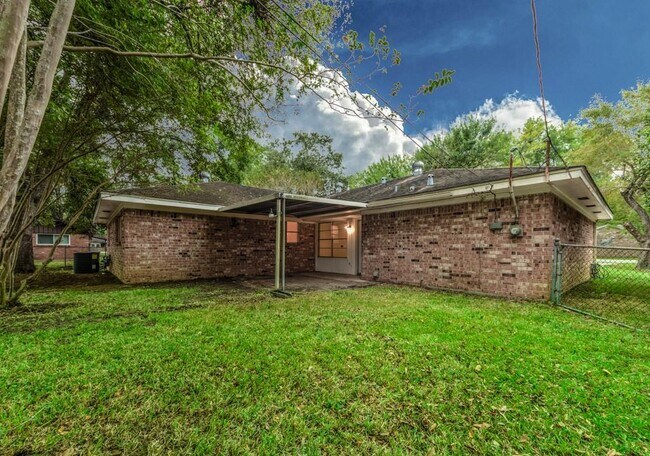 Building Photo - 2110 Wycliffe Dr