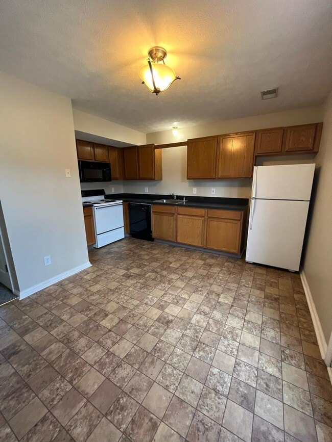 Building Photo - Two-bedroom, 1.5-bath townhouse in Nicholasville, KY