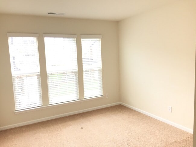 Building Photo - 6441 Silver Star Ln