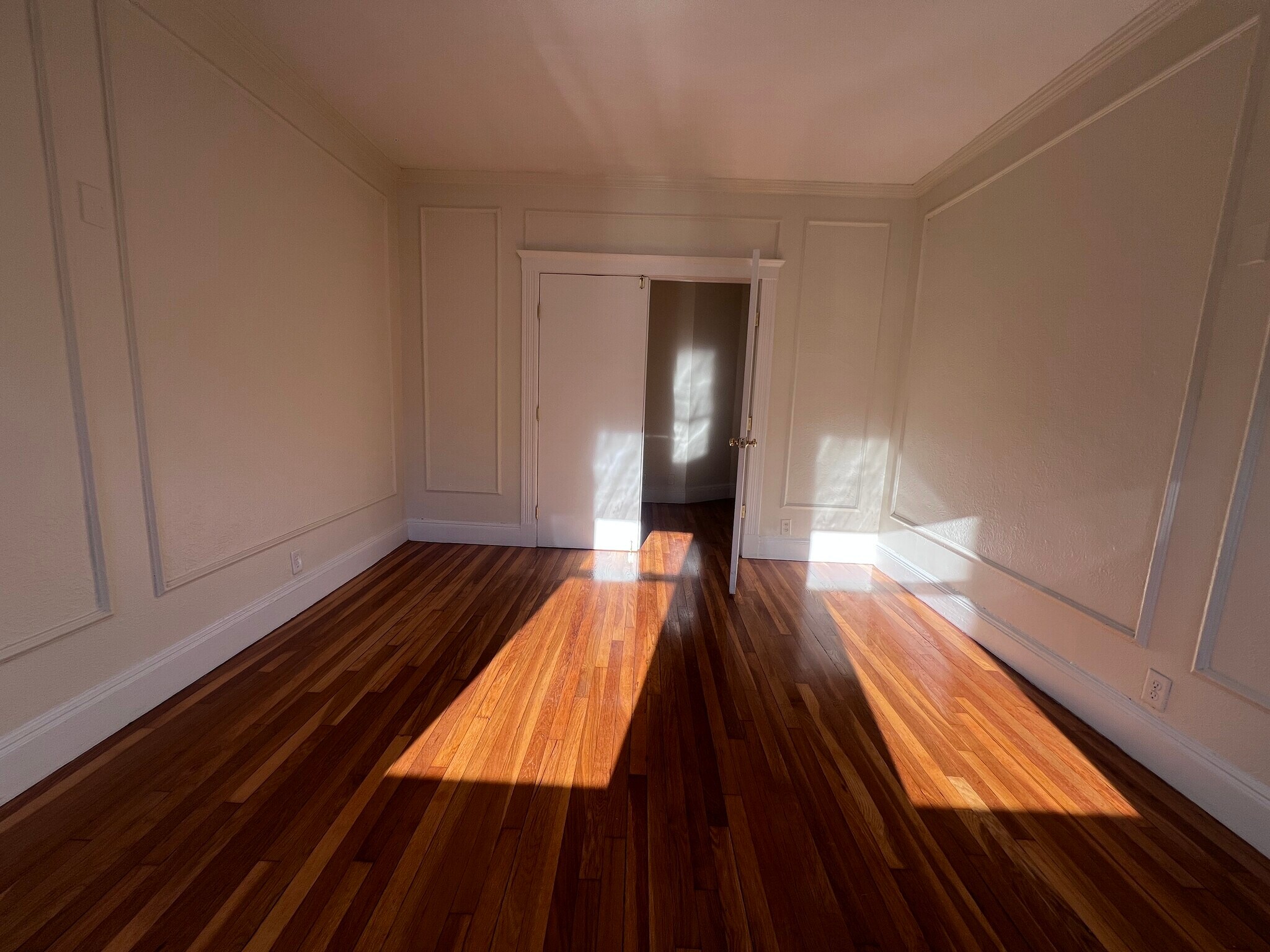 Building Photo - 208 Kelton St