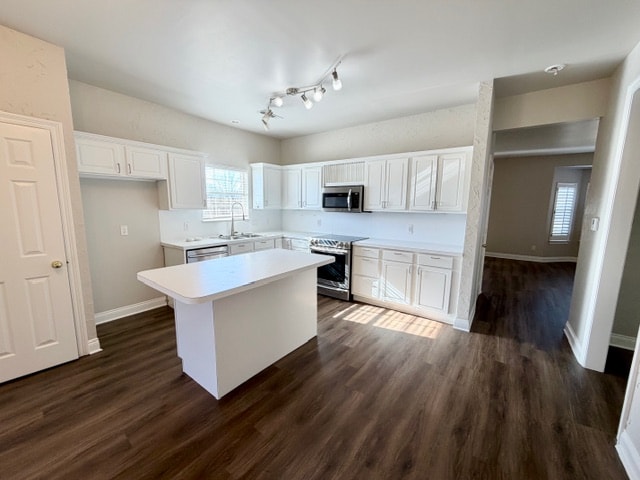 Building Photo - 884 N Meadowlands Dr