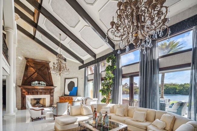 Building Photo - 3100 NE 46th St