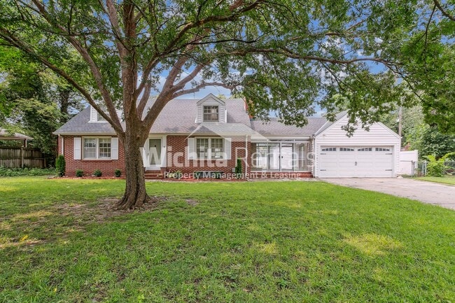Primary Photo - Large 3 bed 2 bath North Riverside Home