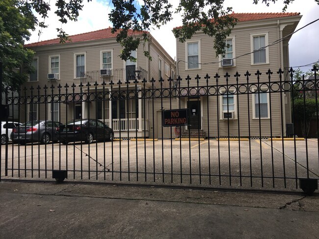 Building Photo - 4514 Prytania St