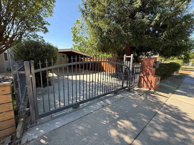 Building Photo - Charming Land Park 2 Bedroom