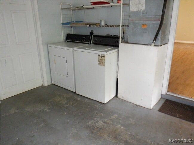 Building Photo - 9513 E Village Green Cir