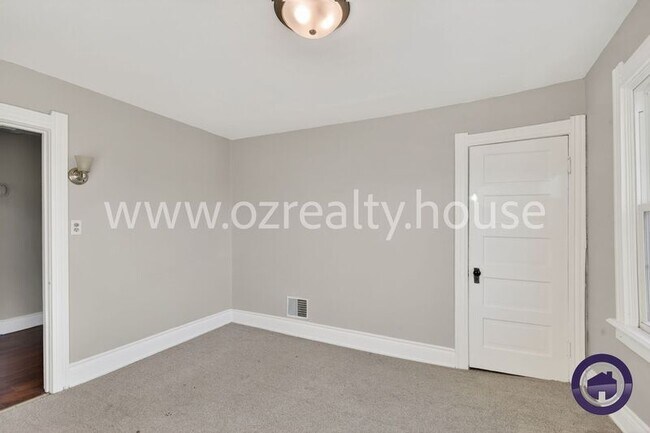 Building Photo - 837 Lorain St