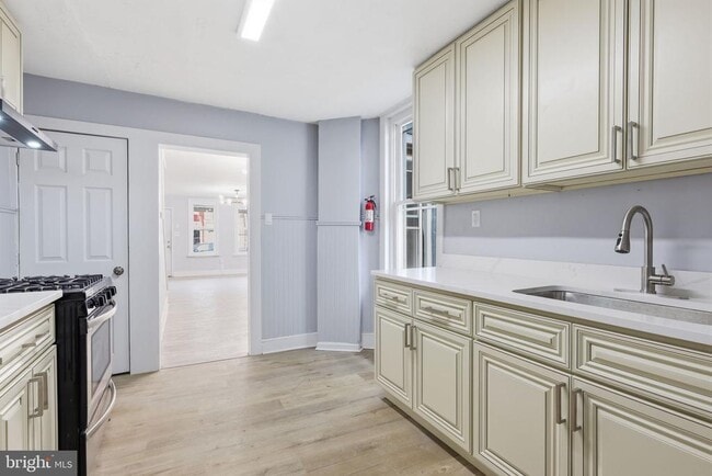 Building Photo - 25 Lily St